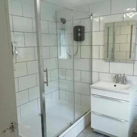 In Guest - Modern Guest In West Midlands With Private Entrance Pensión