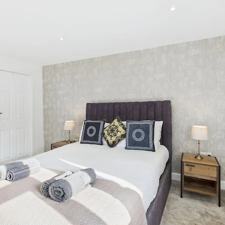 In Guest - Modern Guest In West Midlands With Private Entrance Pensión *